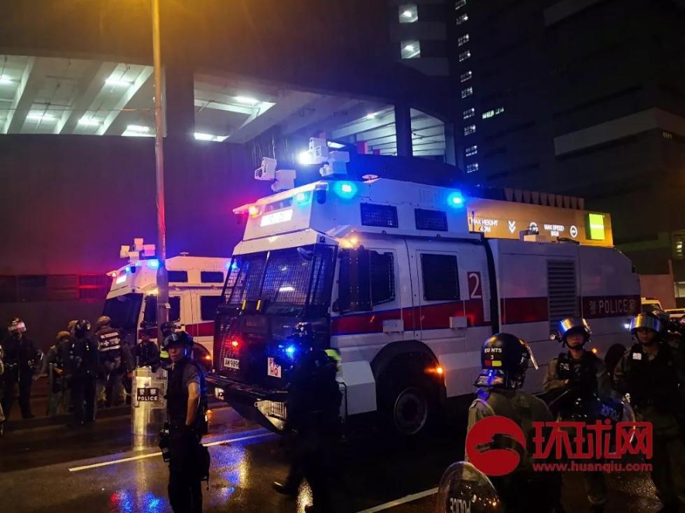 （25日晚，警方水炮车行驶至荃湾杨屋道。摄/崔萌）