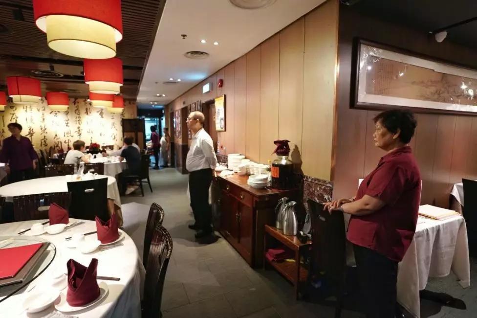 客人少了很多，杭州酒家的店员没有之前忙碌了，店员开始担心生计。新华社记者 秦晴 摄