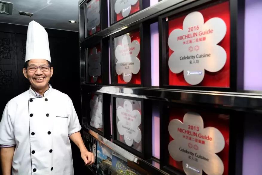 位于兰桂坊的名人坊餐厅总厨郑锦富连续十年获得米其林星级餐厅。新华社记者 吴晓初 摄