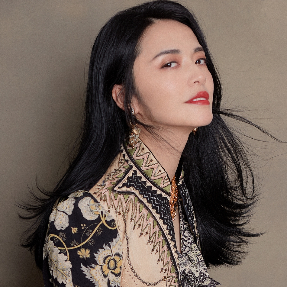 新浪娱乐讯 8月25日,姚晨及工作室晒出一组近照.