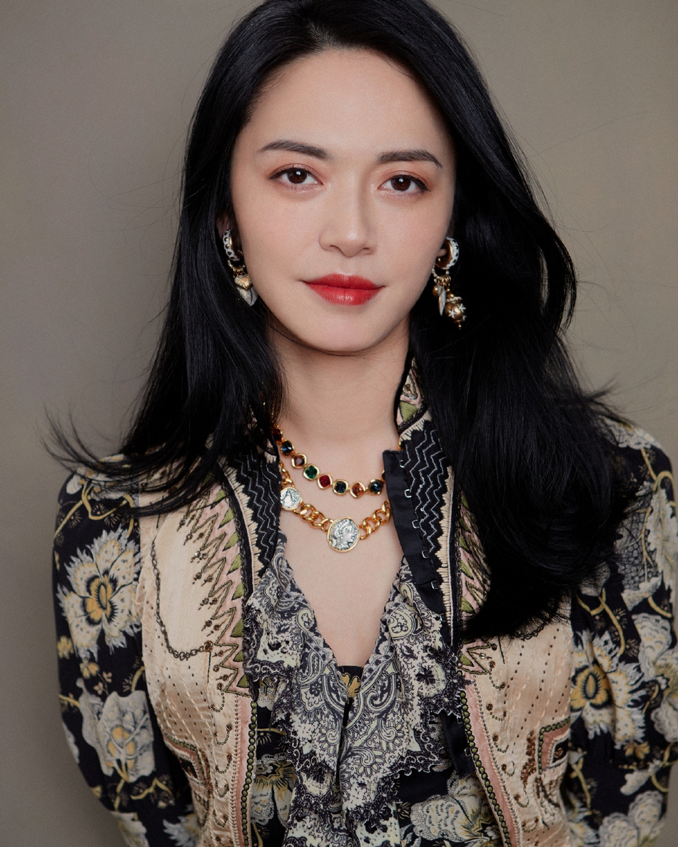 姚晨晒美照侧颜精致着印花泡泡袖连衣裙浪漫优雅