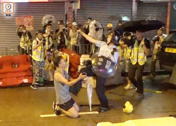 部分媒体传出的持枪警员踢开跪地示威者。(图源：东网)