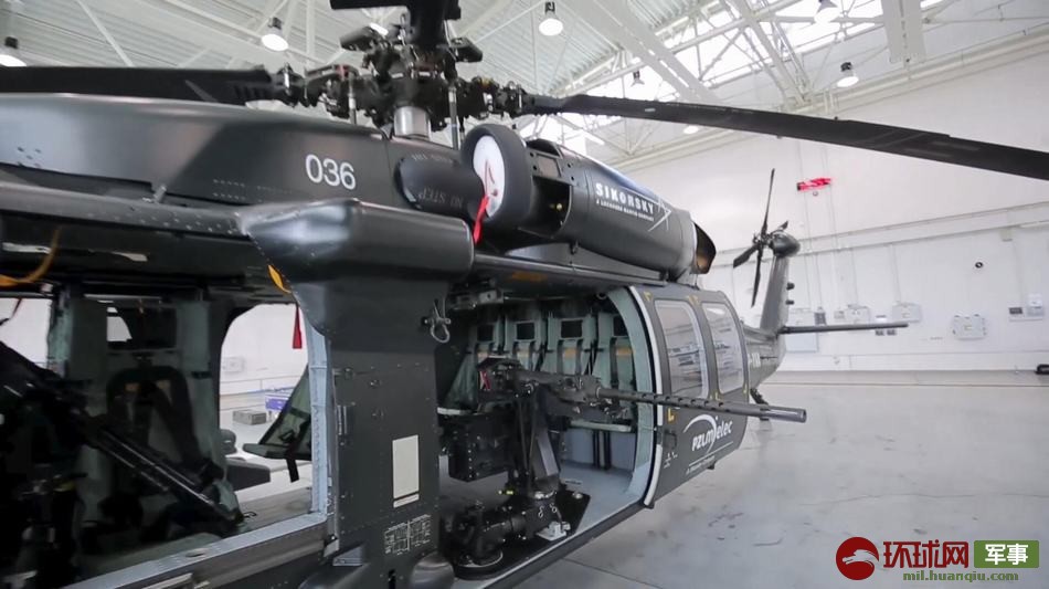 "黑鹰"直升机安装舱门重机枪