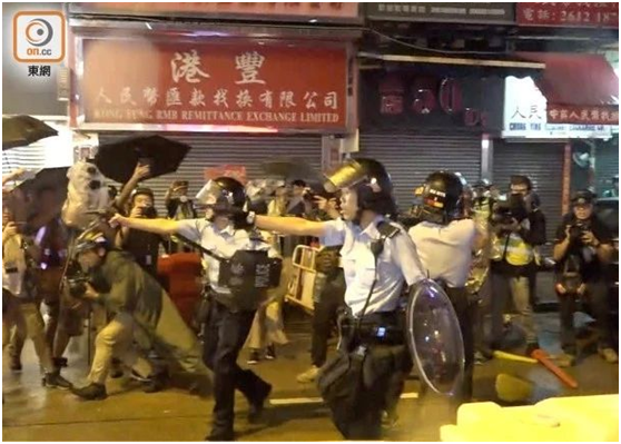 有警员拔出手枪指向示威者。图源：香港“东网”