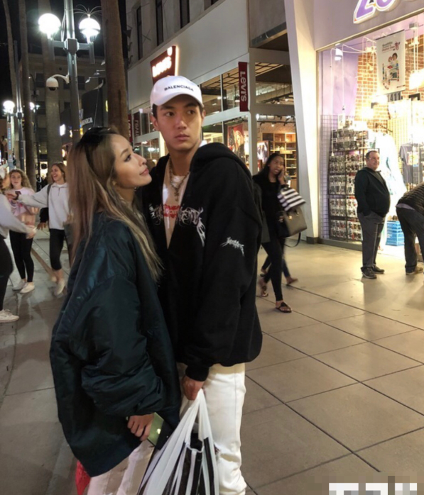 萧亚轩与新男友游玩照曝光大方牵手亲吻