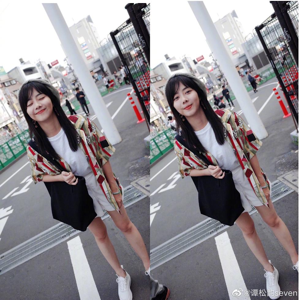 谭松韵晒日系街拍 打卡游客照变画报