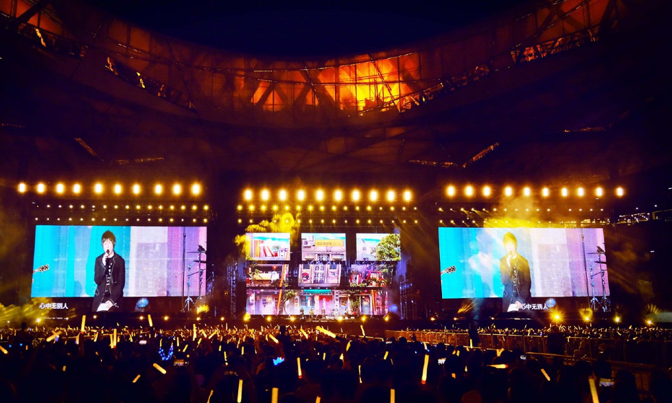 素有“演唱会之王”称号的五月天除了出色的创作能力，演唱会现场的灯光舞美设计同样令人惊艳。