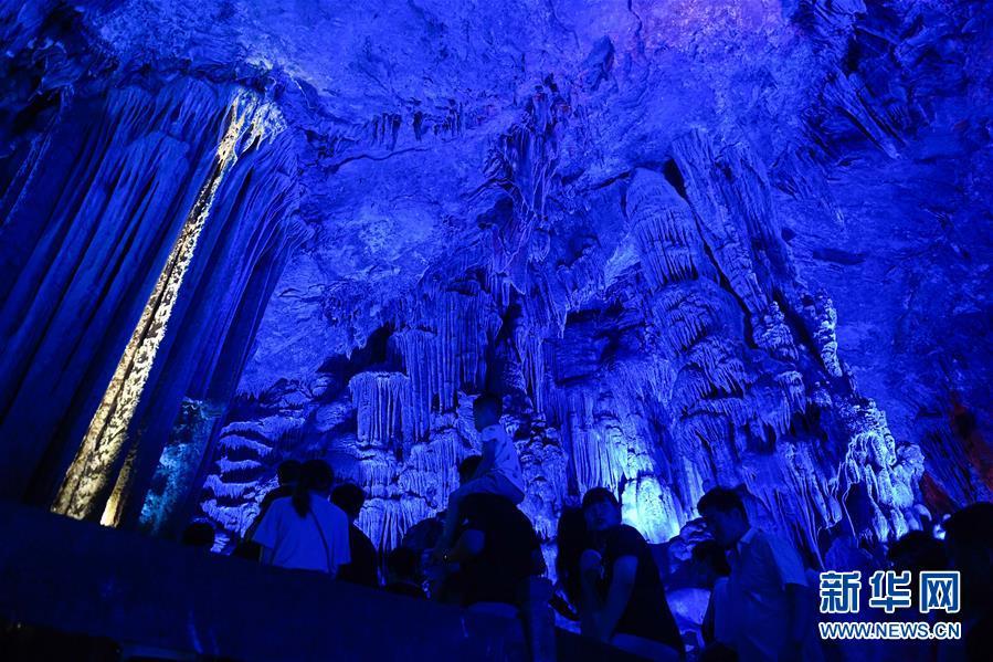 新华社记者 黄宗治 摄8月25日,游客在瑶琳仙境景区游览.