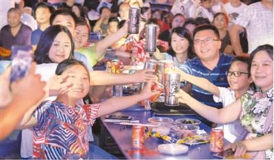 8月16日，消费者在重庆市渝北艺术欢享夜市集现场举杯欢聚。新华社记者 王全超摄