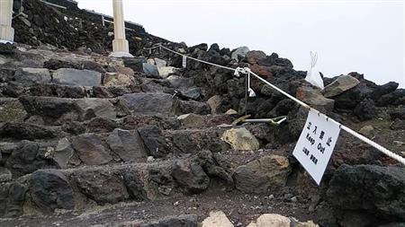 富士山山顶堆积的石块(产经新闻)