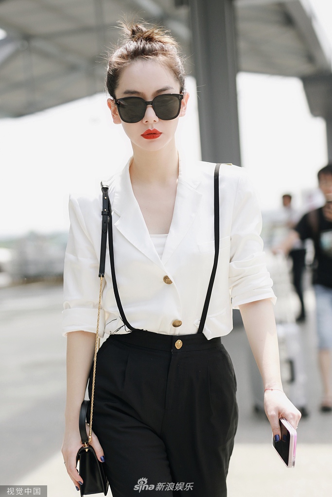 戚薇盘发涂红唇气场爆棚 ol风飒爽干练美到逆天