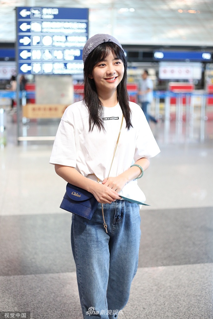 谭松韵反戴棒球帽少女感十足可爱挡脸笑成弯弯眼心情好