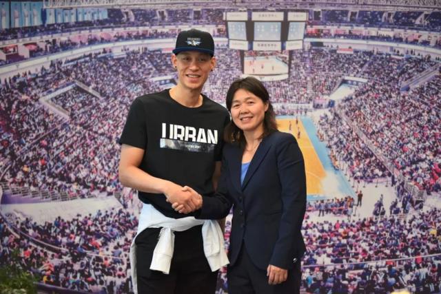 林书豪和首钢篮球俱乐部董事长秦晓雯