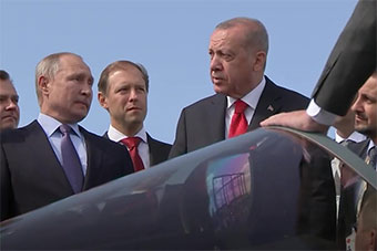 普京邀埃尔多安参观苏57战机 座舱旁介绍机型