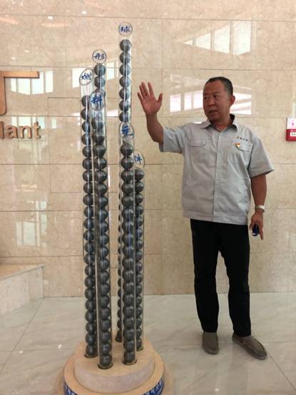 高温气冷堆元件厂党总支书记为体验团讲解球形核燃料元件