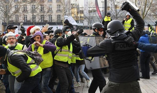 法国警方应对黄马甲运动/图自法新社