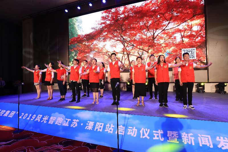 溧阳志愿者演唱《小城故事》，诠释“为爱奔跑”主题