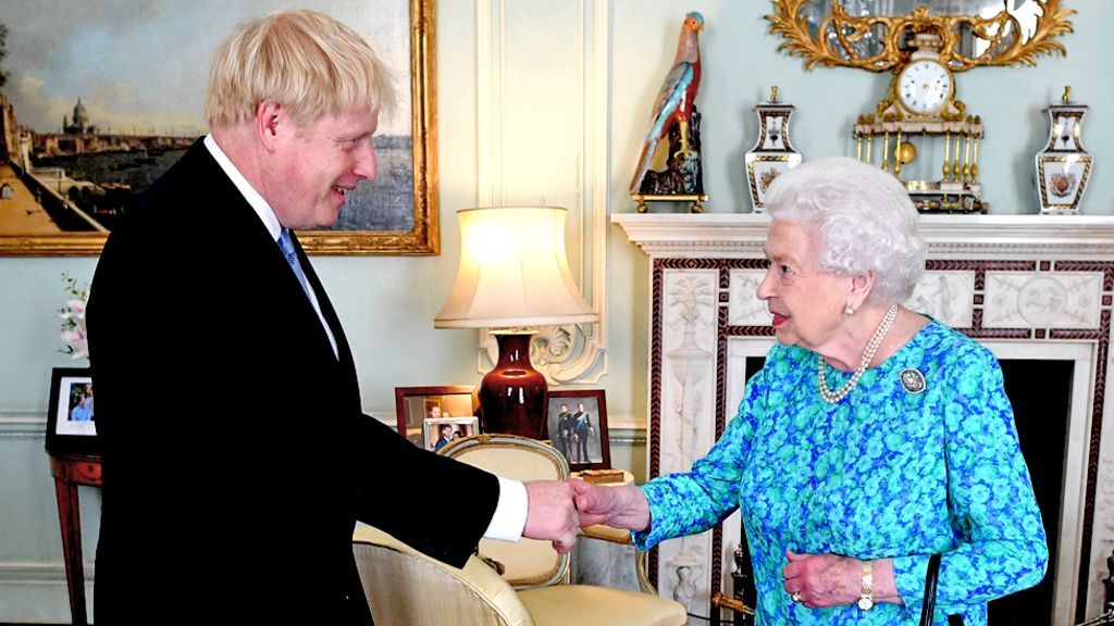 (鲍里斯和女王。图源：BBC)