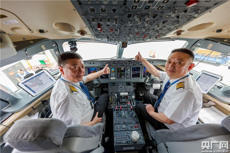 执行试飞任务的飞行员(央广网发 成都航空供图)