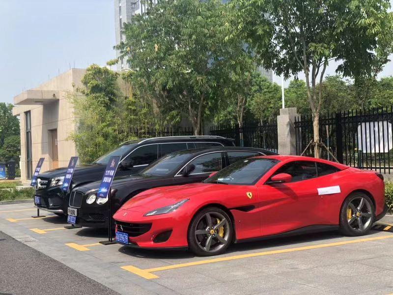 警方扣押的犯罪嫌疑人吴某的部分违法所得。跨省捣毁网上赌博窝点