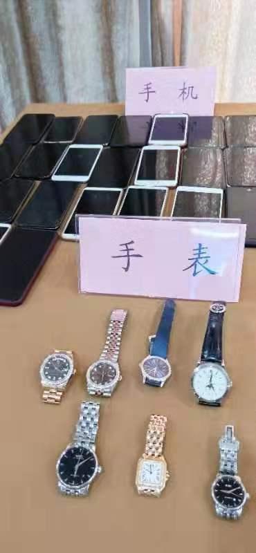 警方扣押的赌博团伙部分作案工具和违法所得。警方供图朋友圈广告牵出网络赌博大案