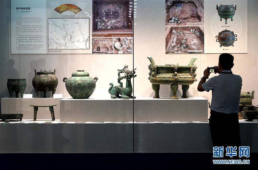 当日,"追迹文明——新中国河南考古七十年展"在郑州博物馆开幕,共有