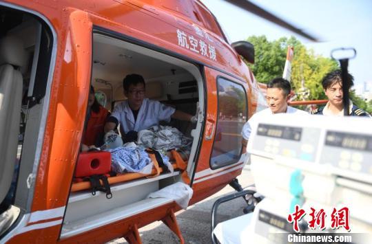 转运危重儿童的直升机抵达浙二滨江院区。 王刚 摄