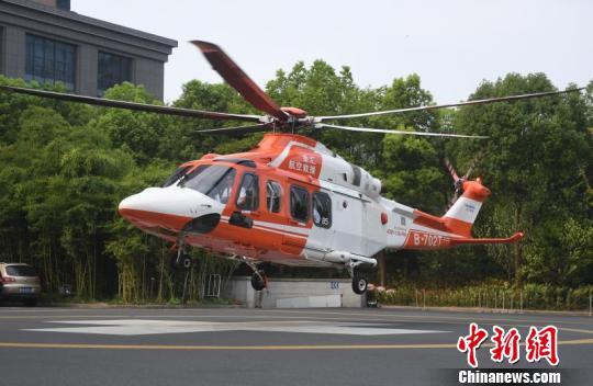 转运危重儿童的直升机由台州抵达杭州。 王刚 摄
