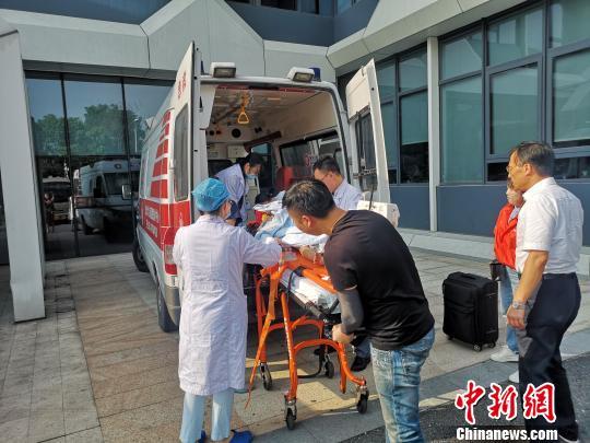 危重儿童抵达浙江省儿童医院。 张煜欢 摄