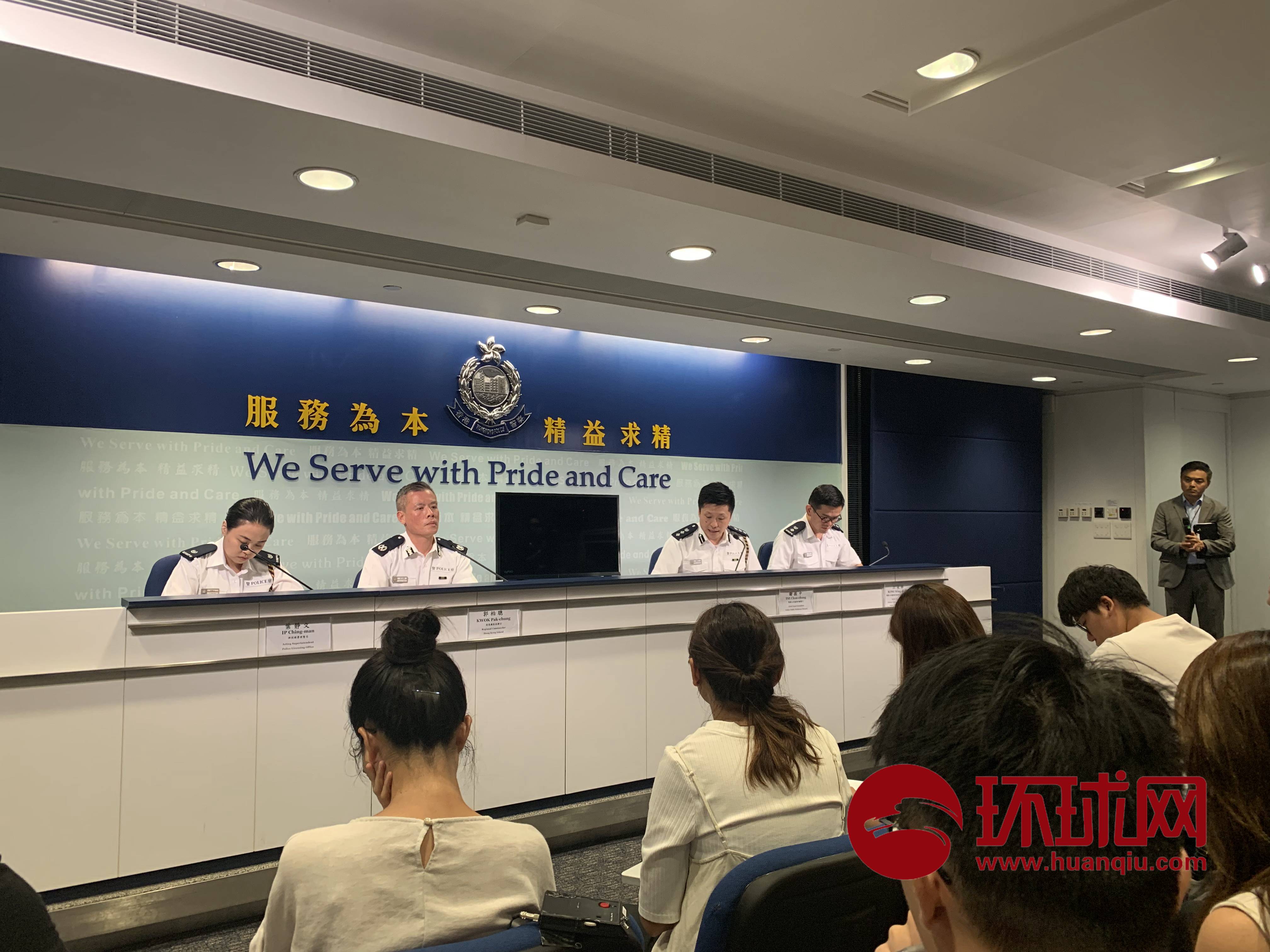 8月29日香港警方发布会 警察公共关系科高级警司谢振中（左三） 摄影：陈青青