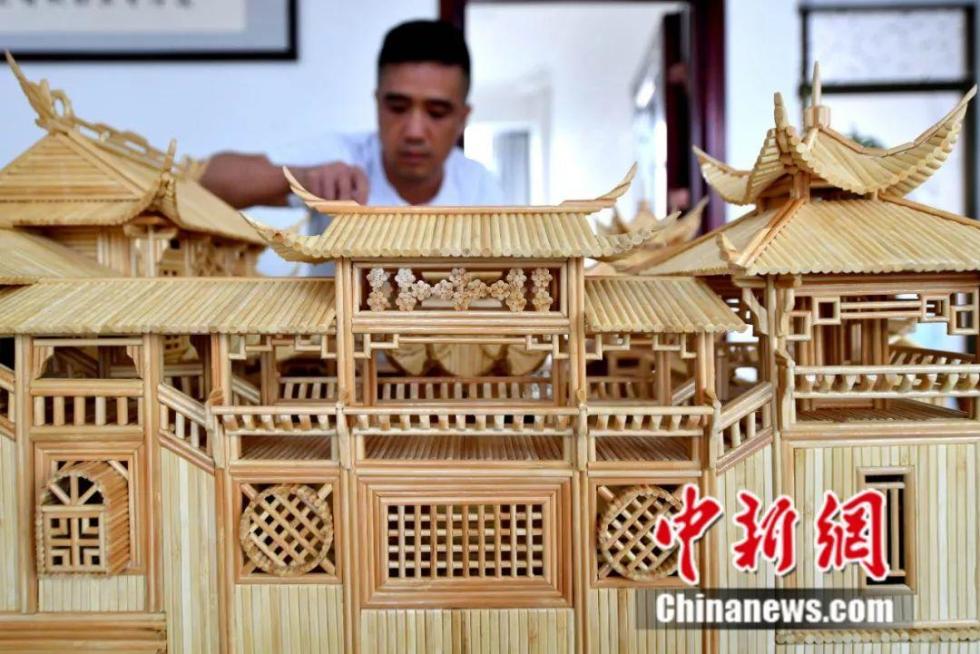 从演员到网红他用5200根筷子搭古建筑模型吸粉无数