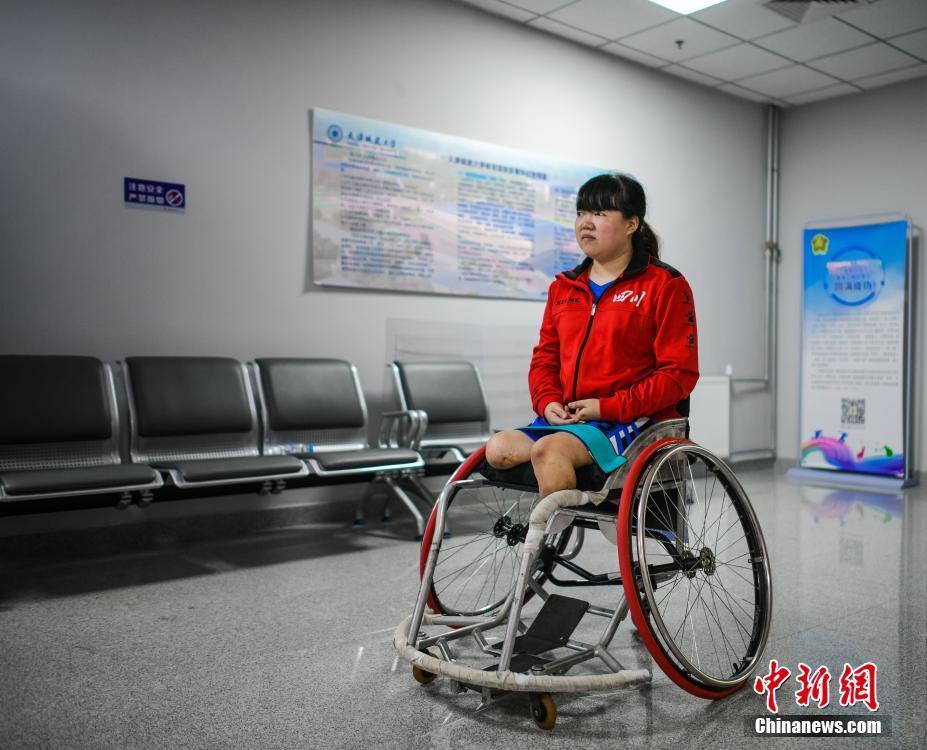 第十届残运会汶川女孩轮椅上逐梦篮球