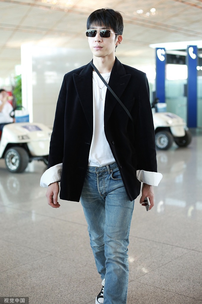 井柏然戴复古墨镜嘟嘴摸头显呆萌西装配牛仔裤混搭帅气