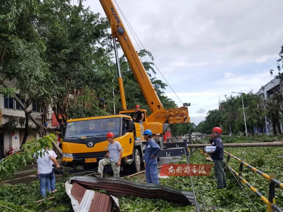 △工作人员在儋州东坡路抢修被龙卷风破坏的电网。