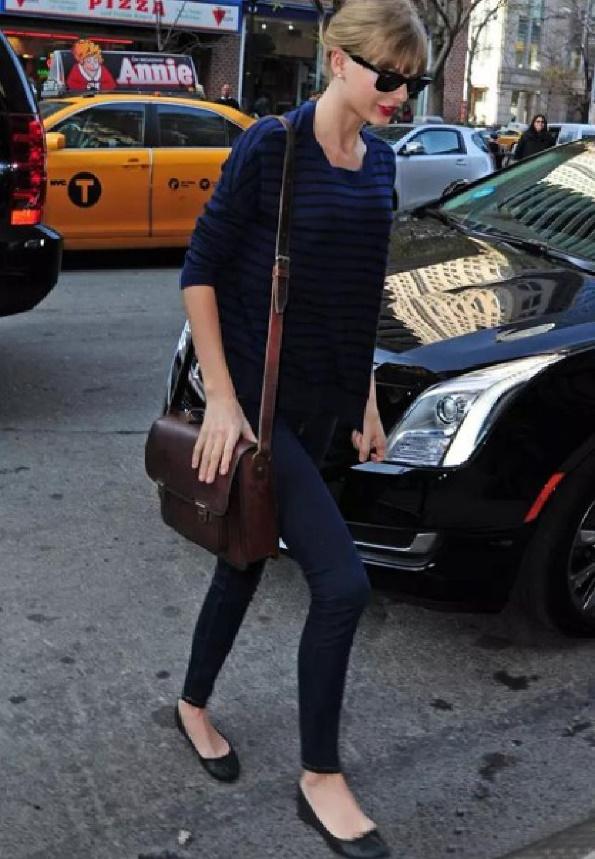 Taylor Swift穿着Sam Edelman芭蕾舞鞋
