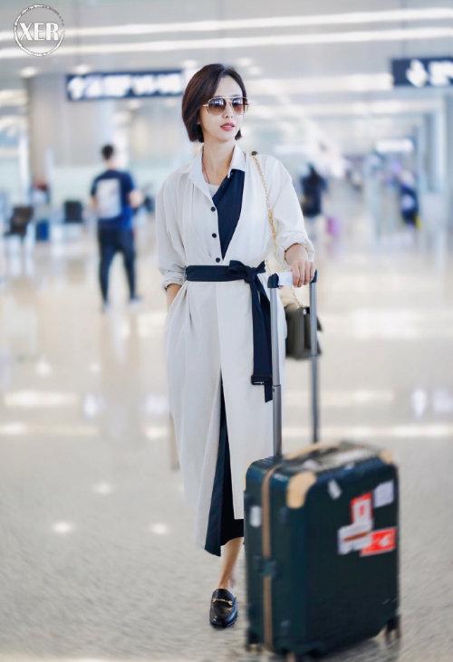 著名演员佟丽娅穿着Sam Edelman的乐福鞋现身机场