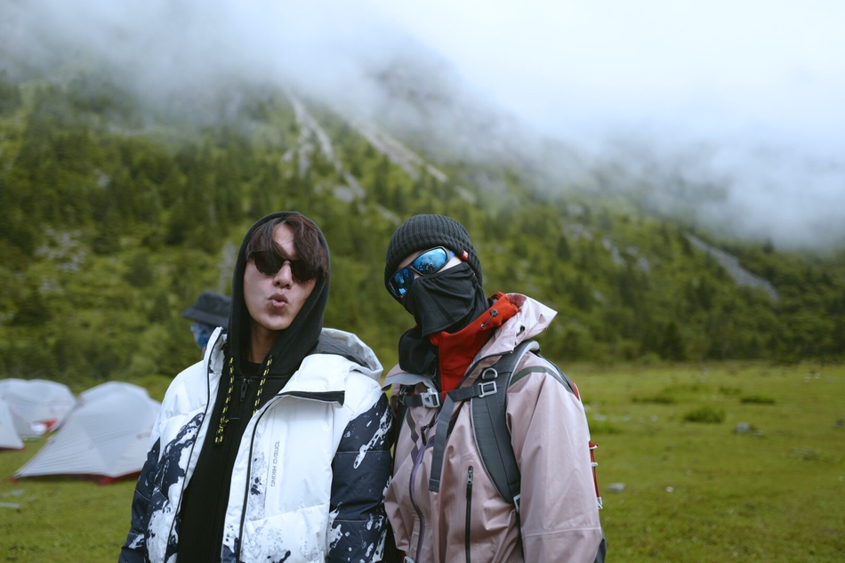 陈坤倪妮俏皮合影超合拍包裹严实互相拍照体验行走力量