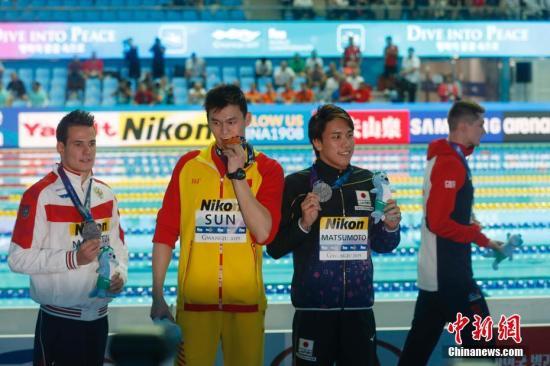 男子200米自由泳颁奖仪式后，孙杨与其他选手合影。中新社记者 韩海丹 摄