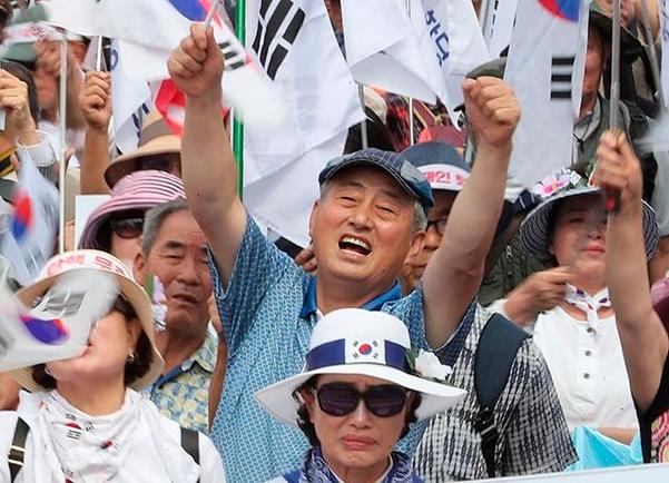 29日，听说判决结果后，一名朴槿惠支持者当场欢呼（韩联社）