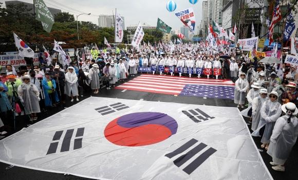 29日，韩国保守团体在最高法院前集会，呼吁释放朴槿惠（《庆北新闻》）