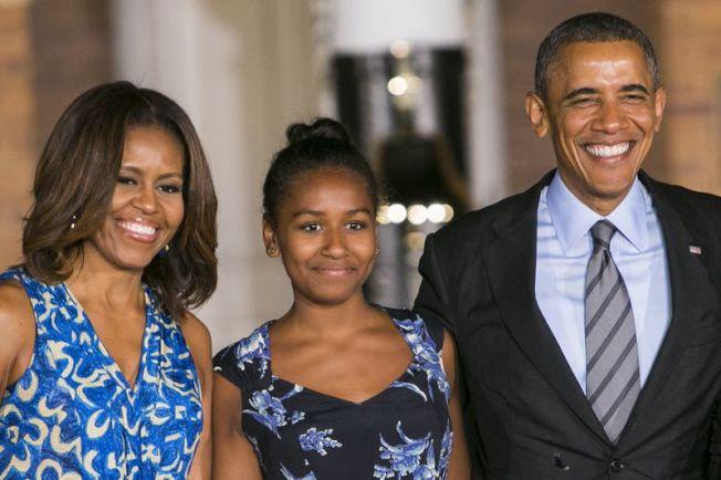 图为2014年萨莎与奥巴马夫妇的合影。(Getty Images)
