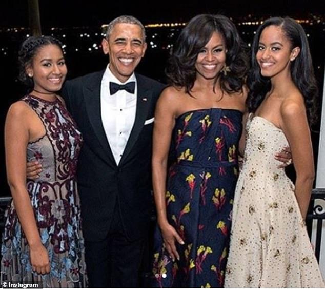 奥巴马夫妇与两个女儿(《每日邮报》)