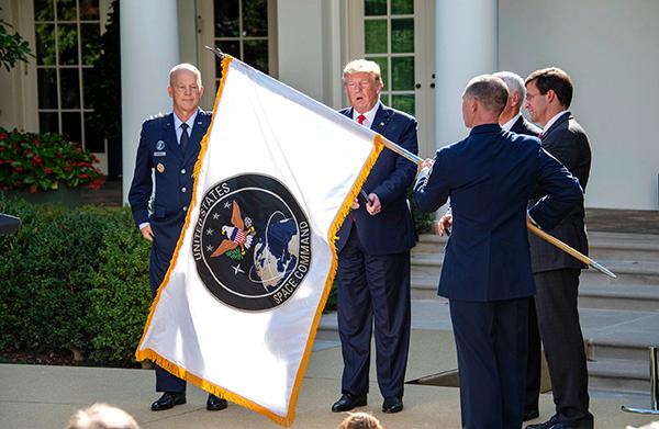 美国总统特朗普在白宫宣布建立美国太空司令部。IC 图