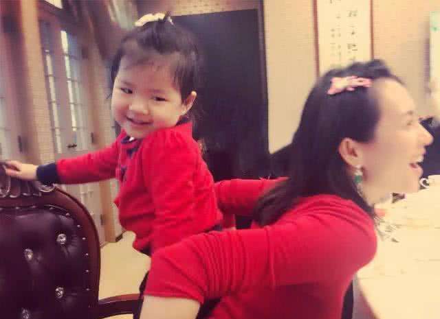 章子怡与醒醒旧照