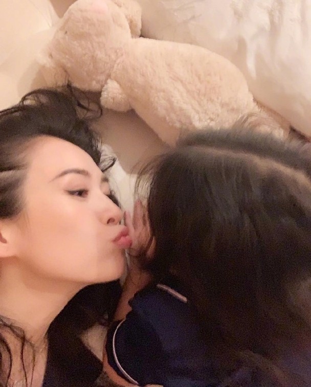 章子怡嘟嘴献吻