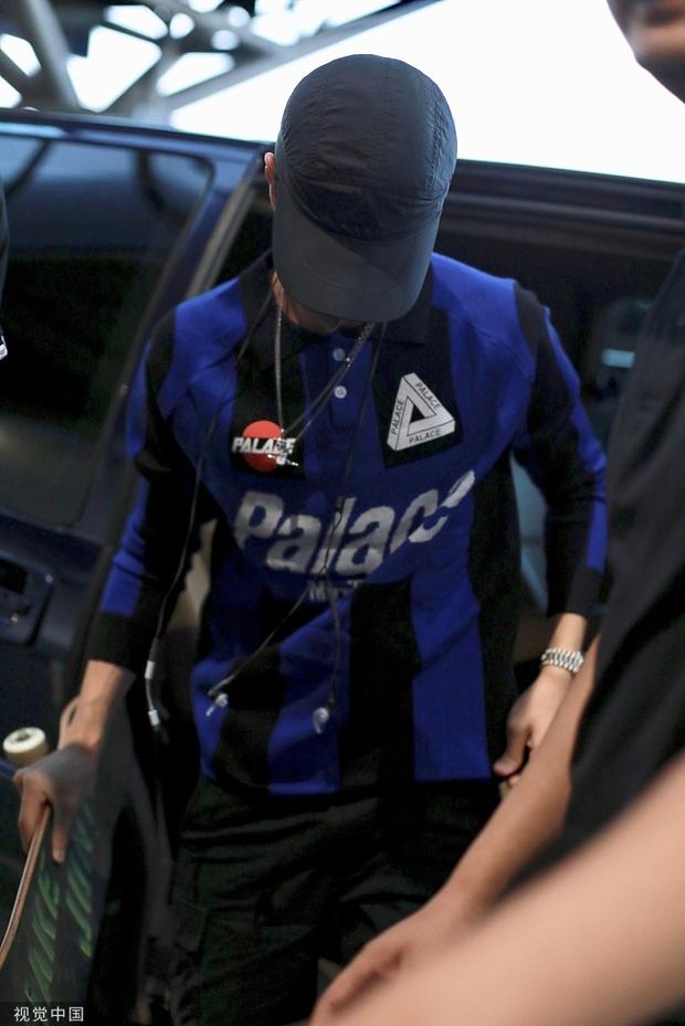 王一博乘车来到机场，随身带着心爱的滑板。