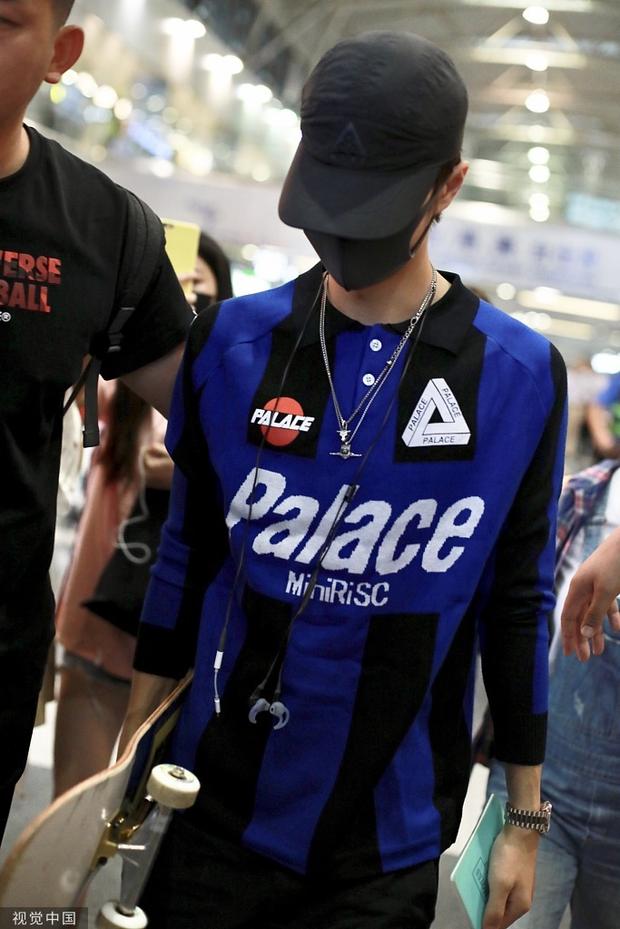 王一博带着帽子和口罩，把脸遮挡得非常严实。