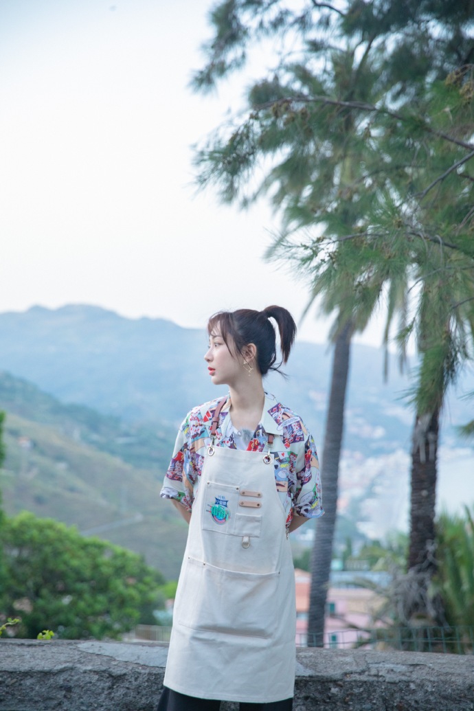 杨紫身穿花色衬衣复古不失新潮 半扎马尾充满夏日少女气息