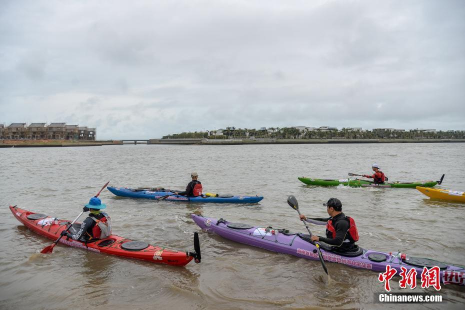 中国21名选手挑战皮划艇横渡琼州海峡