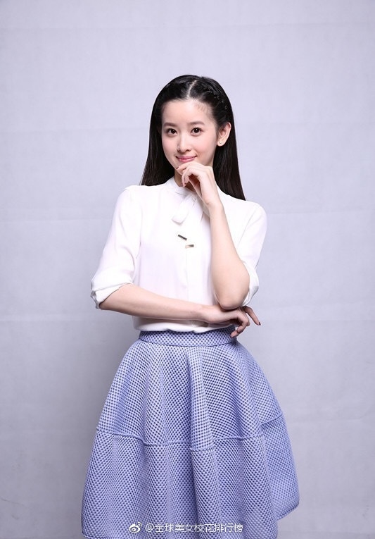 章泽天近照再现“奶茶妹妹”造型 手拿雪糕笑容清纯